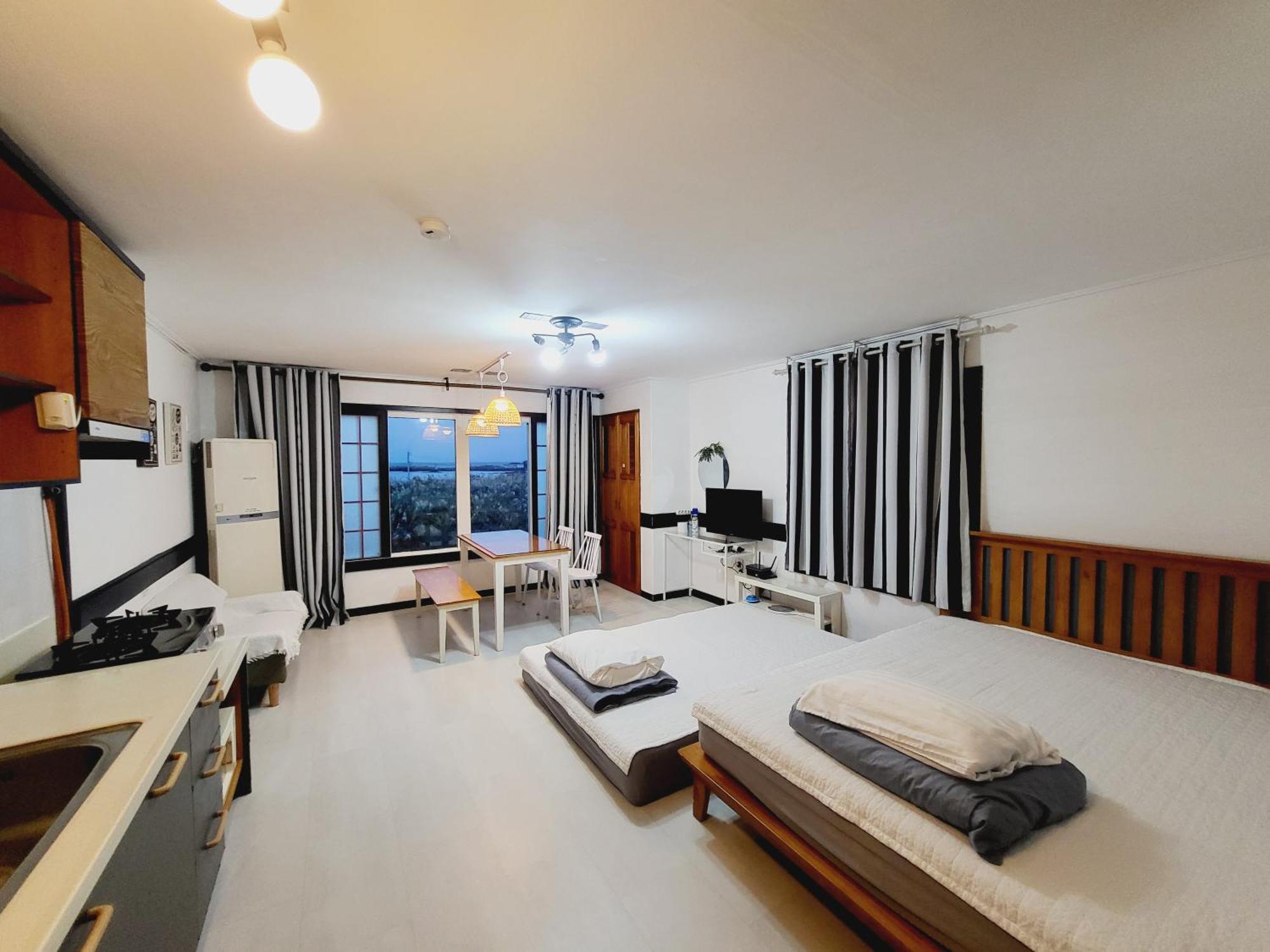Morning Beach Pension Чеджудо Экстерьер фото